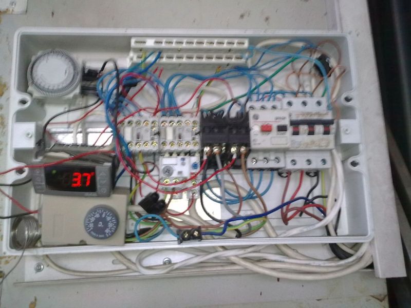 att-4a7ee4b051f21bat.jpg